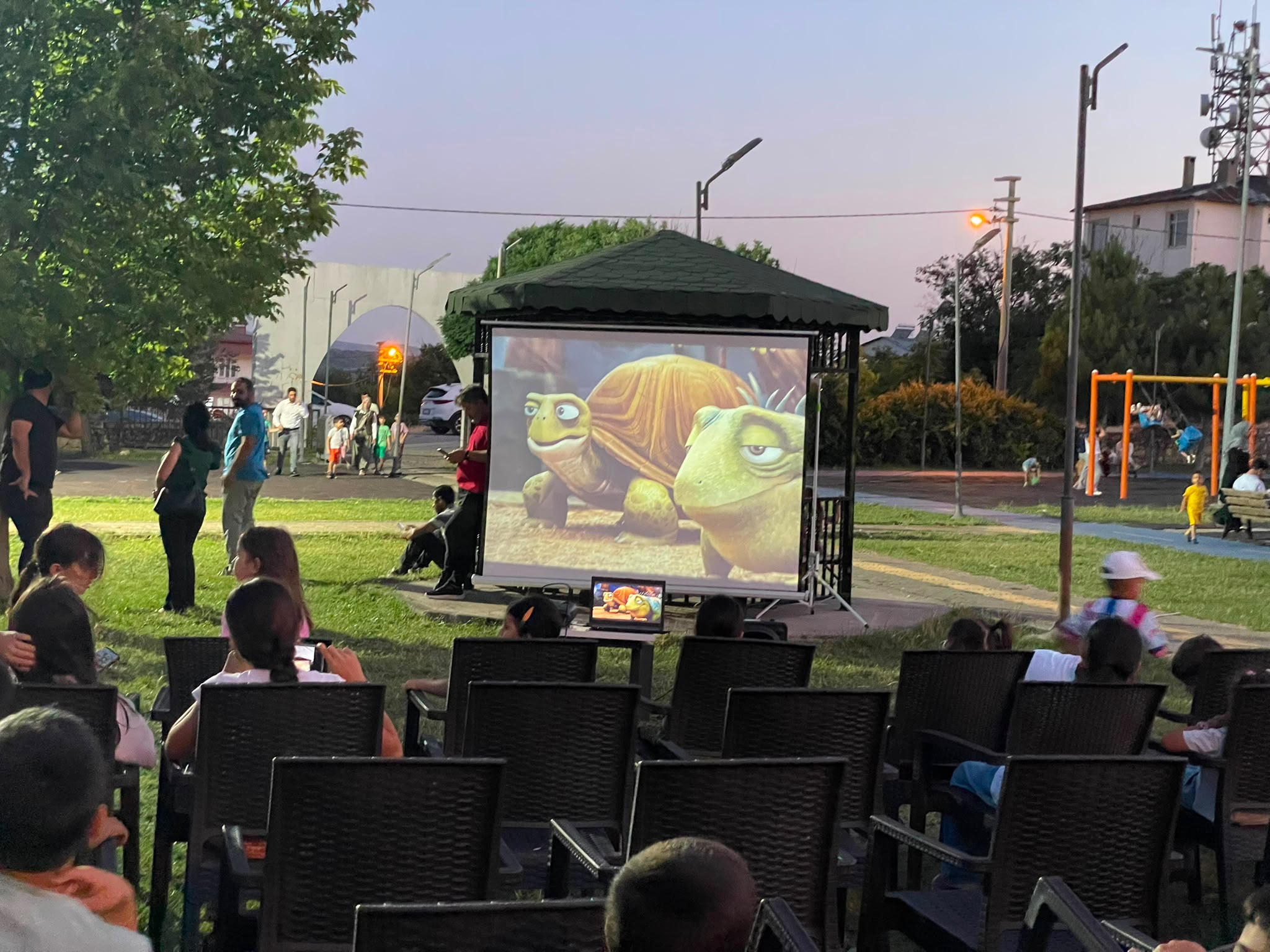 Parklarda çizgi film gösterisi yapıldı.